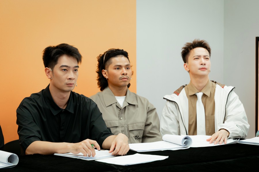 Ban giảm khảo, huấn luyện viên làm việc căng thẳng để đánh giá, xếp hạng tân binh