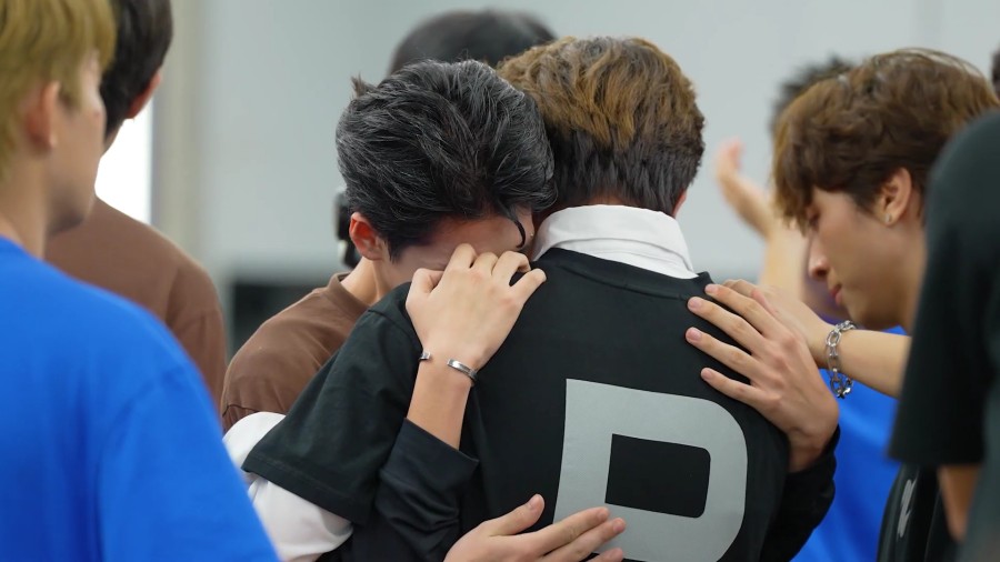 Cặp sinh đôi Thành Phát, Thành Đạt đã khóc khi chia tay nhau.