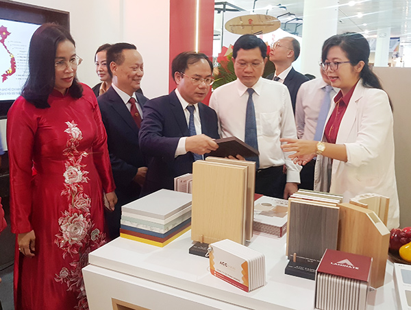 Thứ trưởng Bộ Xây dựng Nguyễn Văn Sinh (giữa) cùng lãnh đạo TP Đà Nẵng tham quan các gian hàng tại Vietbuild Đà Nẵng 2025.