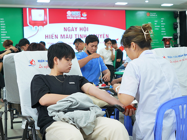 Sinh viên ĐH Đông Á tham gia hiến máu tình nguyện sáng 14/5.