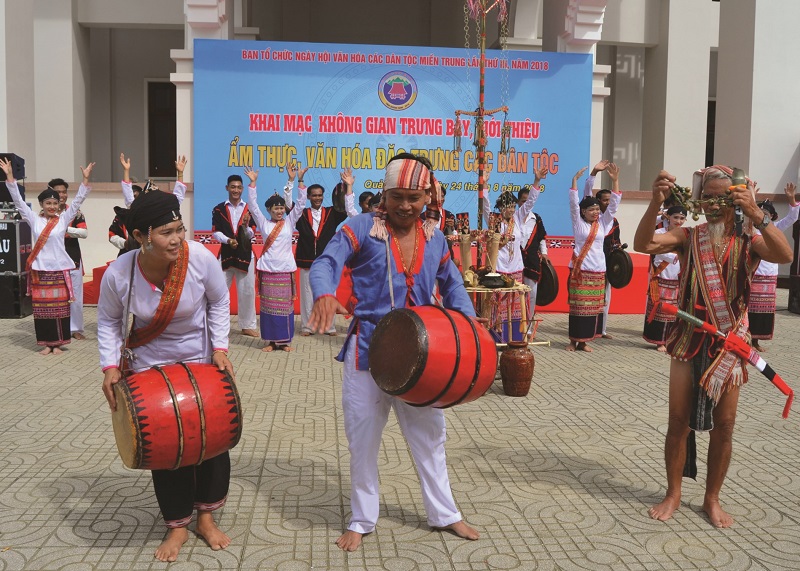 Các nghẹ nhân biểu diễn trống K’toong của dân tộc Chăm H’roi. Ảnh: Internet. 