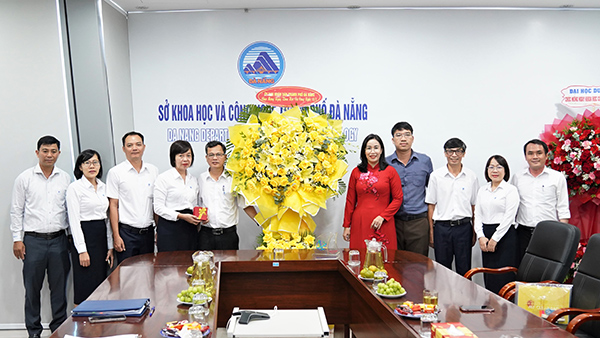 Phó Chủ tịch UBND TP Đà Nẵng Nguyễn Thị Anh Thi (áo dài đỏ) đến thăm và chúc mừng Sở KHCN TP nhân Ngày Khoa học và Công nghệ Việt Nam 18/5. 