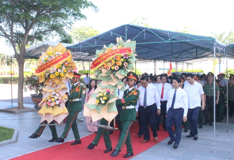 Các đại biểu dâng hoa kỷ niệm 70 năm hoàn thành việc chuyển quân tập kết ra Bắc của cán bộ, chiến sĩ, đồng bào và học sinh miền Nam tại Quy Nhơn (16/5/1955 – 16/5/2025). 