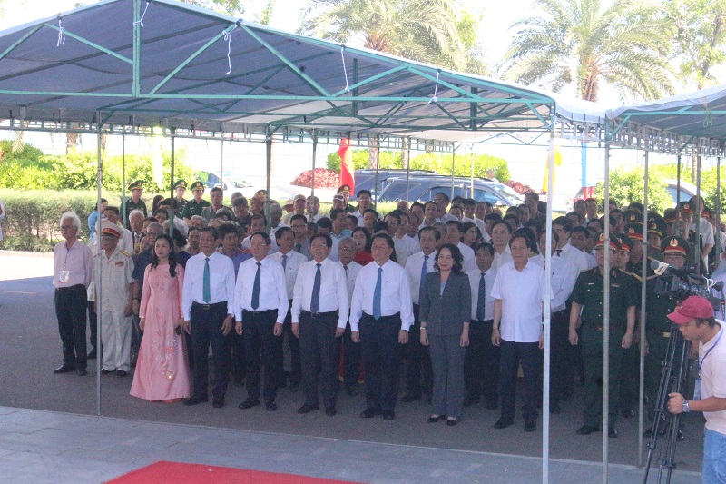 Uỷ viên Bộ Chính trị, Trưởng Ban Tuyên giáo và Dân vận Trung ương Nguyễn Trọng Nghĩa cùng đoàn công tác Trung ương đến dự dâng hoa.