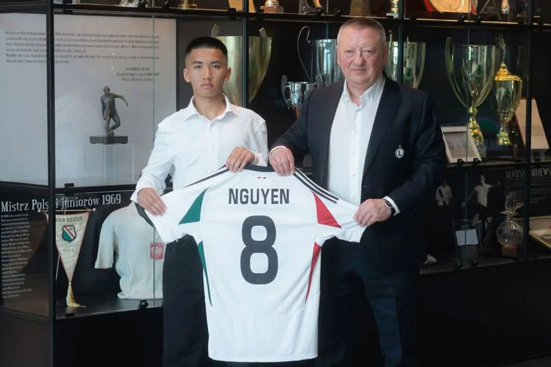 Hoàng Nguyên đầu quân cho Legia Warsaw.