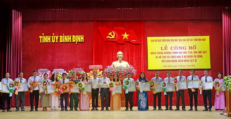 tập thể và 31 cá nhân có thành tích xuất sắc, tiểu biểu trong triển khai hỗ trợ xoá nhà tạm, nhà dột nát 