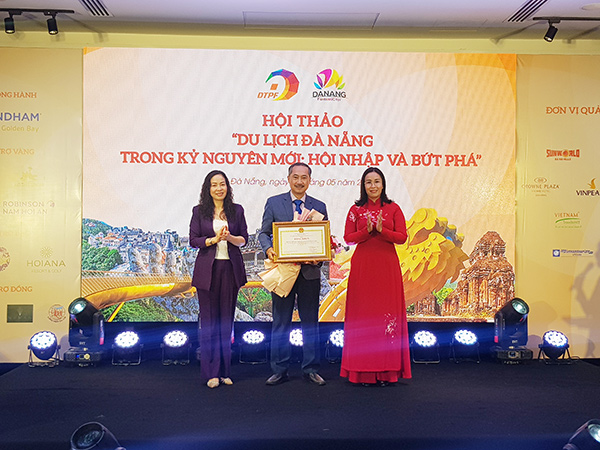 Ông Cao Trí Dũng đại diện quỹ XTPTDL Đà Nẵng nhận Bằng khen của Chủ tịch UBND TP.