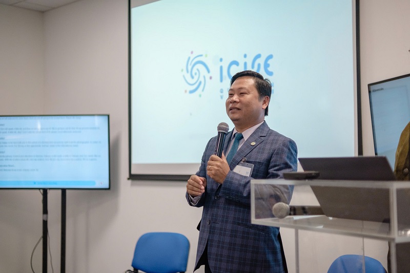 TS Trần Thanh Sơn - Phó Giám đốc Trung tâm ICISE, giới thiệu với bạn bè quốc tế về ICISE trong khuôn khổ Trường Khoa học vì Hòa bình tại Jordan.