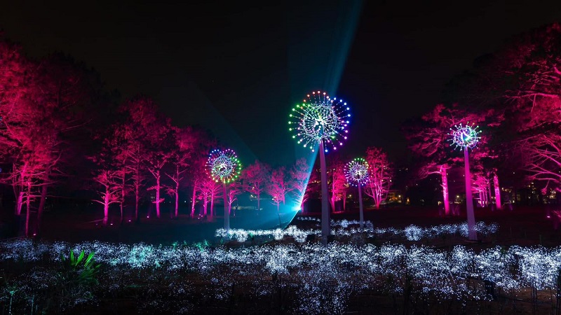 Công viên giải trí hoa và ánh sáng nghệ thuật Delight Park Đà Lạt đã "tái sinh" rực rỡ hồ Than Thở.