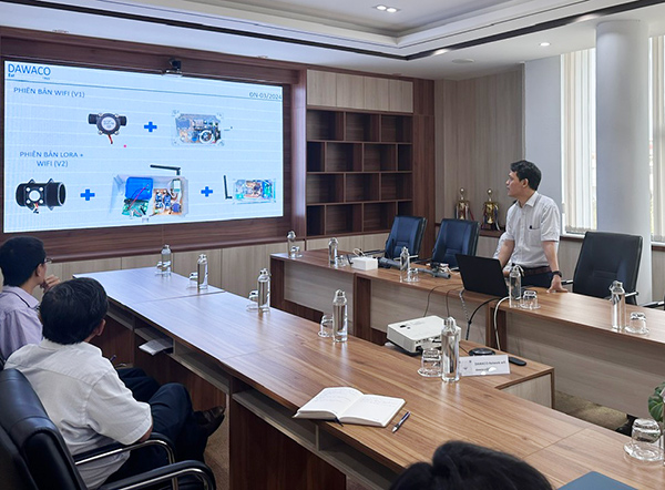 Kỹ sư Lê Vũ Huy - Trưởng nhóm chăm sóc khách hàng tại Xí nghiệp cấp nước Thanh Khê (Đà Nẵng) báo cáo đề tài “Ứng dụng các thiết bị IoT trong công tác chống thất thoát”.