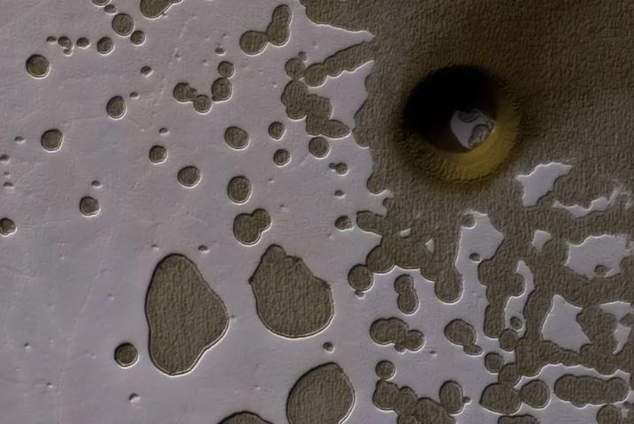 Các nhà khoa học cho rằng hố tròn bao quanh lỗ hổng cho thấy nó được tạo ra bởi một vụ va chạm thiên thạch. Ảnh: NASA.