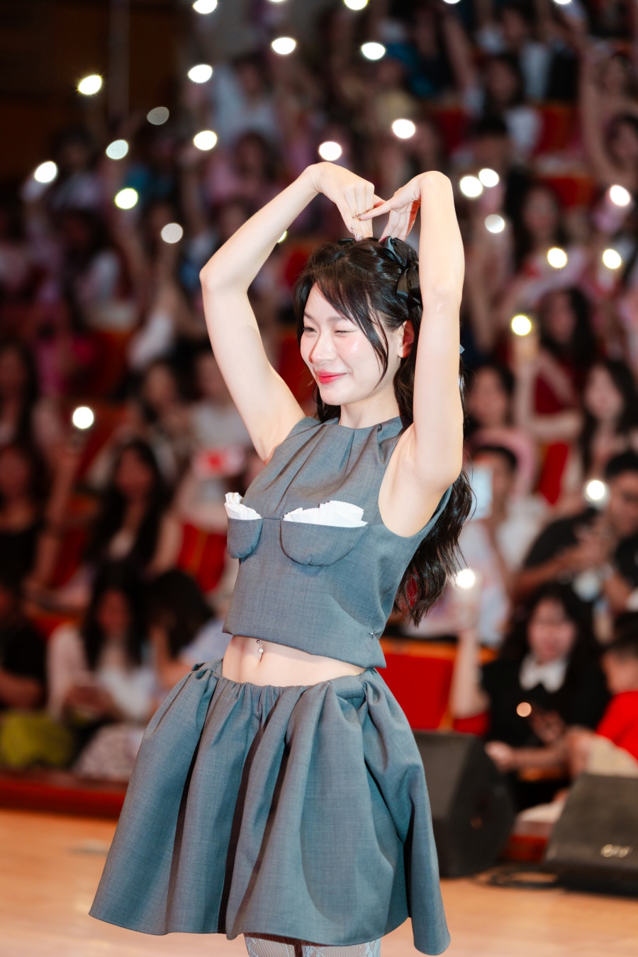 Thạch Trang hạnh phúc giữa hơn 700 người hâm mộ.