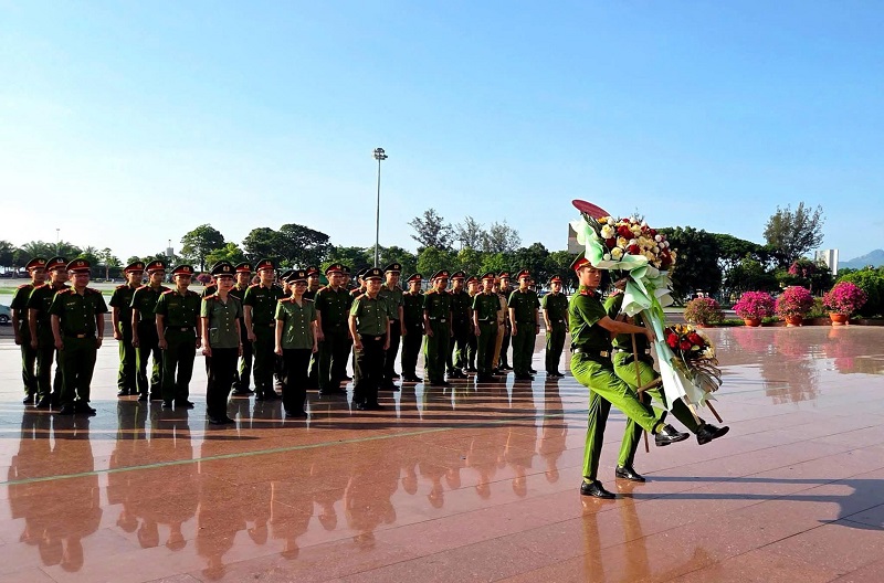 Ban Thanh niên Công an tỉnh Bình Định đã tổ chức lễ dâng hoa Tượng đài Nguyễn Sinh Sắc – Nguyễn Tất Thành. 