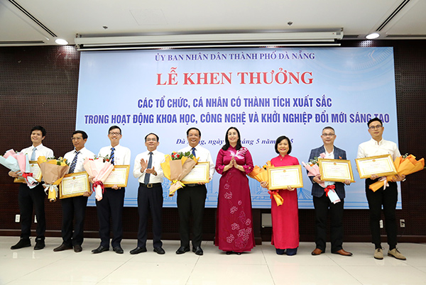 Nhóm tác giả của PC Đà Nẵng nhận Bằng khen của Chủ tịch UBND TP Đà Nẵng do do có thành tích xuất sắc trong hoạt động khoa học, công nghệ và khởi nghiệp đổi mới sáng tạo.
