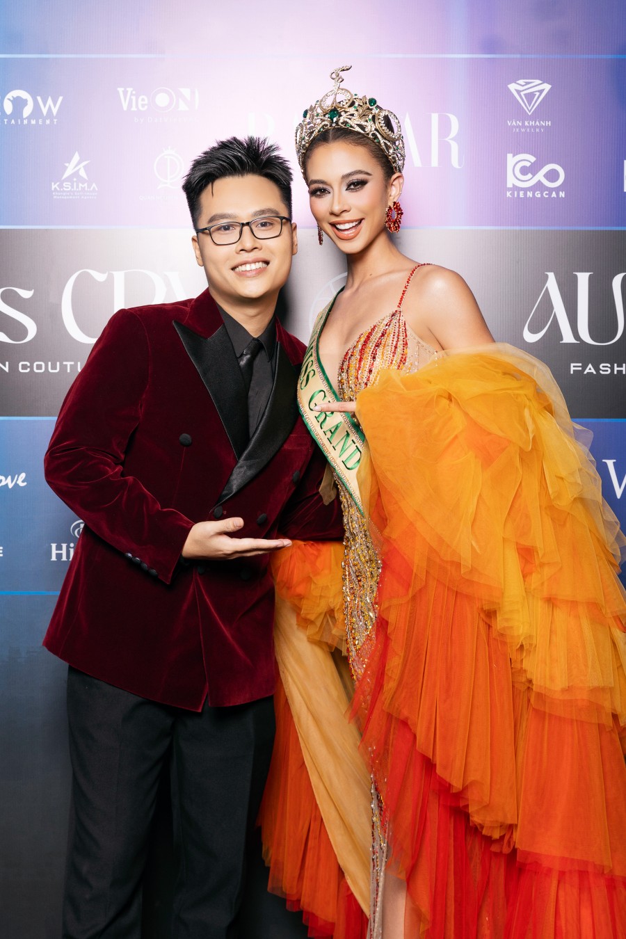 Nhà thiết kế Nguyễn Minh Tuấn và các khách mời tại thảm đỏ.