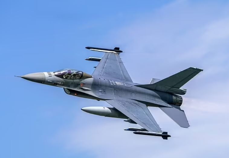 Năm 2023, một chiếc F-16 Viper (trong ảnh) đã bị một vật thể bay không xác định đâm trúng mà các quan chức liên bang tin rằng đó là một loại máy bay không người lái.