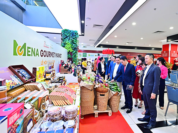 Tổng giám đốc MENAS Group Nguyễn Đức Quỳnh (bìa phải) đưa lãnh đạo Sở Du lịch TP Hồ Chí Minh tham quan lễ hội “Mena OCOP 2025".