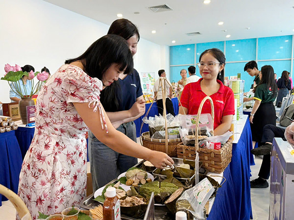 Người dân, du khách tham quan và mua sắm tại lễ hội.