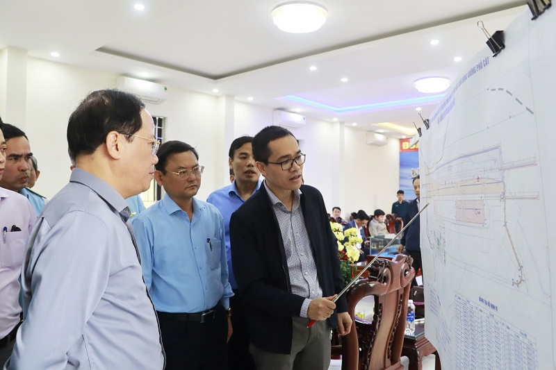 Lãnh đạo UBND tỉnh Bình Định nghe đơn vị tư vấn báo cáo các hạng mục dự kiến triển khai dự án.