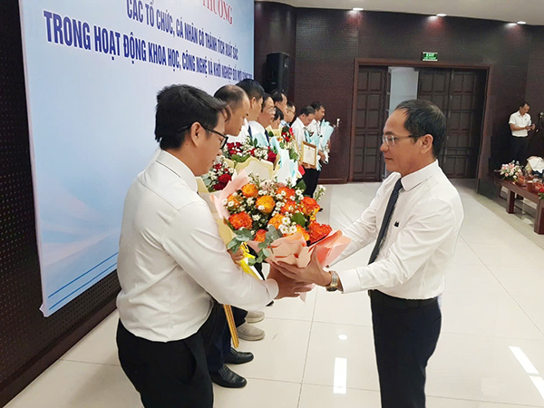 TS Lê Đức Viên - Giám đốc Sở KHCN Đà Nẵng tặng hoa chúc mừng các tập thể, cá nhận được Chủ tịch UBND TP Đà Nẵng tặng Bằng khen nhan Ngày KHCN Việt Nam 18/5.