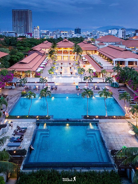 Hồ vô cực bên trong khu nghỉ dưỡng biển 5 sao đầu tiên tại Việt Nam - Furama Resort Đà Nẵng.