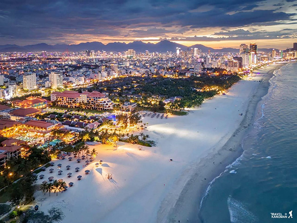 Bãi biển riêng nằm thoải dài, nơi du khách lưu trú tại Furama Resort Đà Nẵng có thể tận hưởng thỏa thích trong kỳ nghỉ.