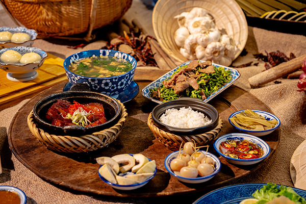 Cơm Việt trên mâm gỗ đậm chất miền Trung tại nhà hàng Danaksara 