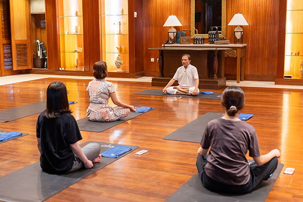Lớp học Yoga miễn phí mỗi ngày, dẫn dắt bởi thầy Giri với hơn 20 năm kinh nghiệm. 