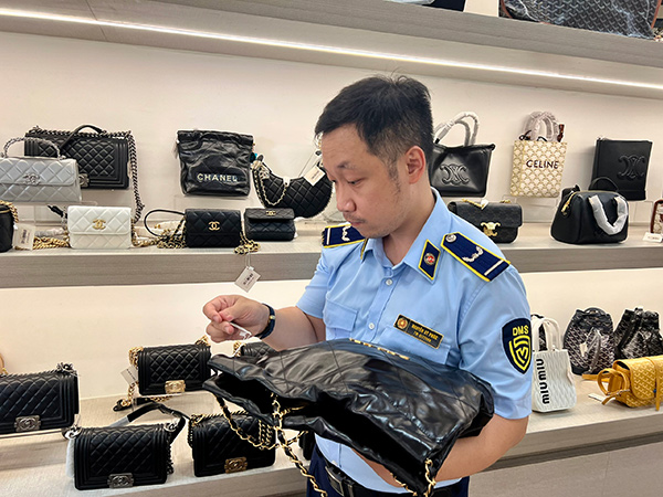 Tại Black Label Shop, lực lượng QLTT phát hiện bày bán nhiều sản phẩm mang nhãn hiệu nổi tiếng như Chanel, LV, Gucci, Dior, Celine, YSL… với giá thấp bất thường.