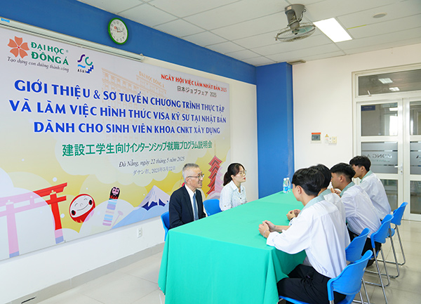 Các doanh nghiệp Nhật trực tiếp phỏng vấn sinh viên ĐH Đông Á tại ngày hội việc làm.