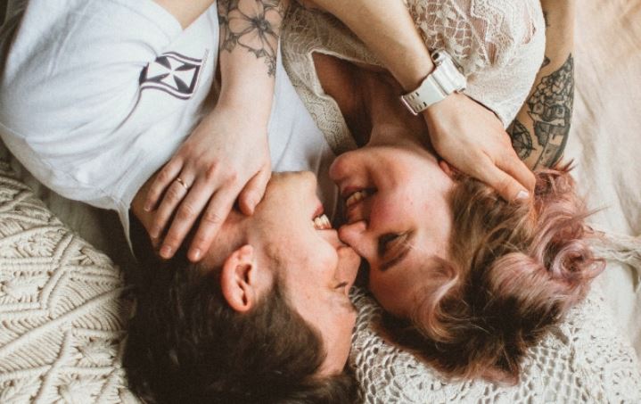 Tư thế ngủ thân mật có thể cải thiện tâm trạng và sự hài lòng trong mối quan hệ của bạn.