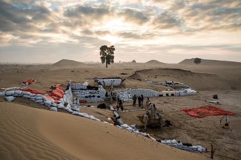 Trong nhiều thế kỷ, sa mạc Rub' al-Khali (hình ảnh) ở Bán đảo Ả Rập — được gọi là Khu vực trống — bị coi là một biển cát vô hồn. Nhưng giờ đây, nó đang tiết lộ một bí mật đáng kinh ngạc 