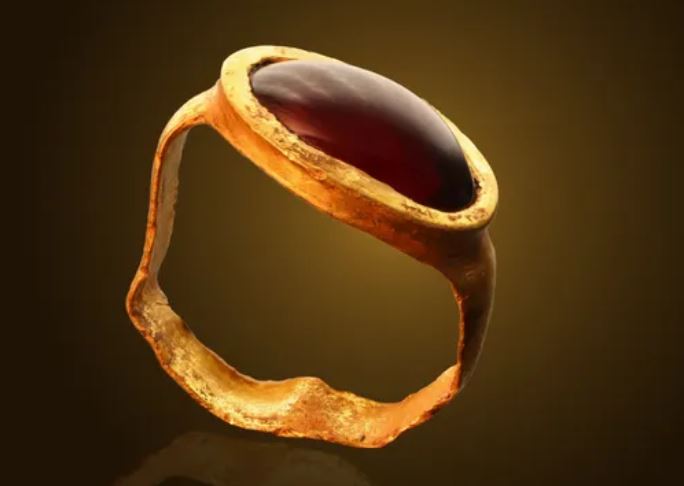 Chiếc nhẫn vàng 2.300 năm tuổi đính đá quý màu đỏ được tìm thấy tại Thành phố David, một địa điểm khảo cổ ở Israel. Ảnh: Eliyahu Yanai.