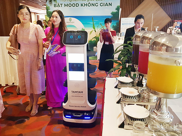 Trải nghiệm robot phục vụ tại khách sạn.