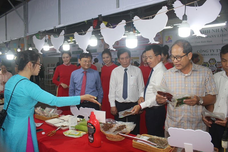 Nhiều sản phẩm đặc trưng của tỉnh Bình Định xuống phố.