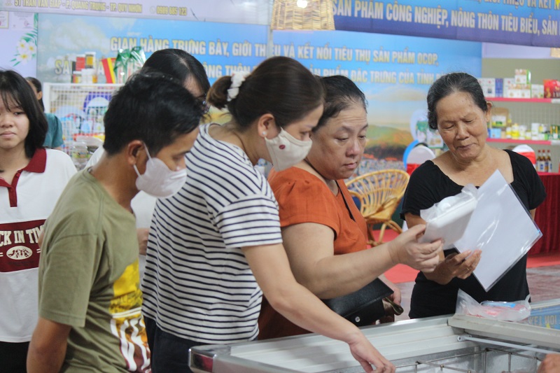 Nhiều người dân, du khách đã xuống tiền mua đặc sản Bình Định ngay sau lễ khai trương.