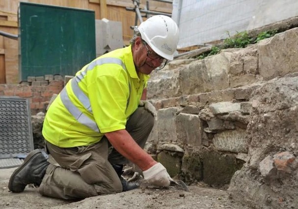 Một nhà khảo cổ đang làm việc tại hiện trường khai quật, nơi hơn 300 ngôi mộ cổ được phát hiện - Ảnh: COTSWOLD ARCHAEOLOGY