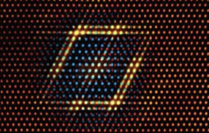 Mặt cắt ngang của hợp kim đồng mới, với các chấm màu cam tượng trưng cho các nguyên tử đồng, các nguyên tử tantalum màu vàng và các nguyên tử lithium màu xanh. Ảnh: Đại học Lehigh