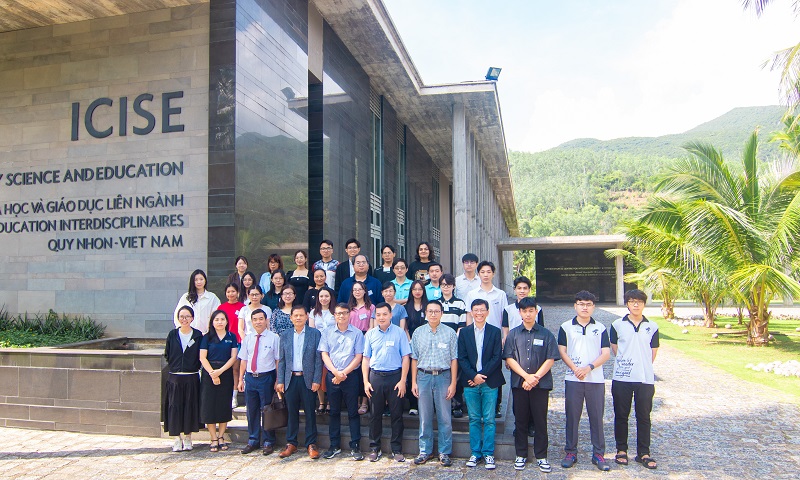 Lãnh đạo Sở Khoa học và Công nghệ tỉnh bình Định chào mừng các nhà khoa học về dự hội thảo Vật lý Thiên văn SAGI 2025.     