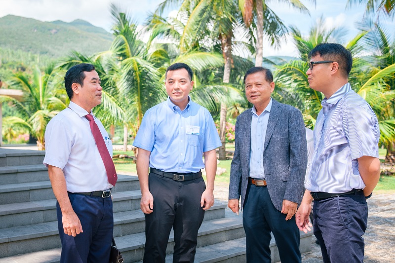 TS Nguyễn Hữu Hà - Phó Giám đốc Sở Khoa học và Công nghệ tỉnh Bình Định (bên trái), trao đổi với các nhà khoa học bên lề hội thảo.