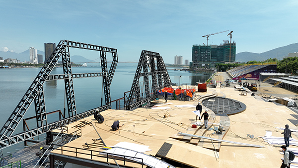 Sân khấu và khán đài DIFF 2025 đang được khẩn trương lắp dựng.