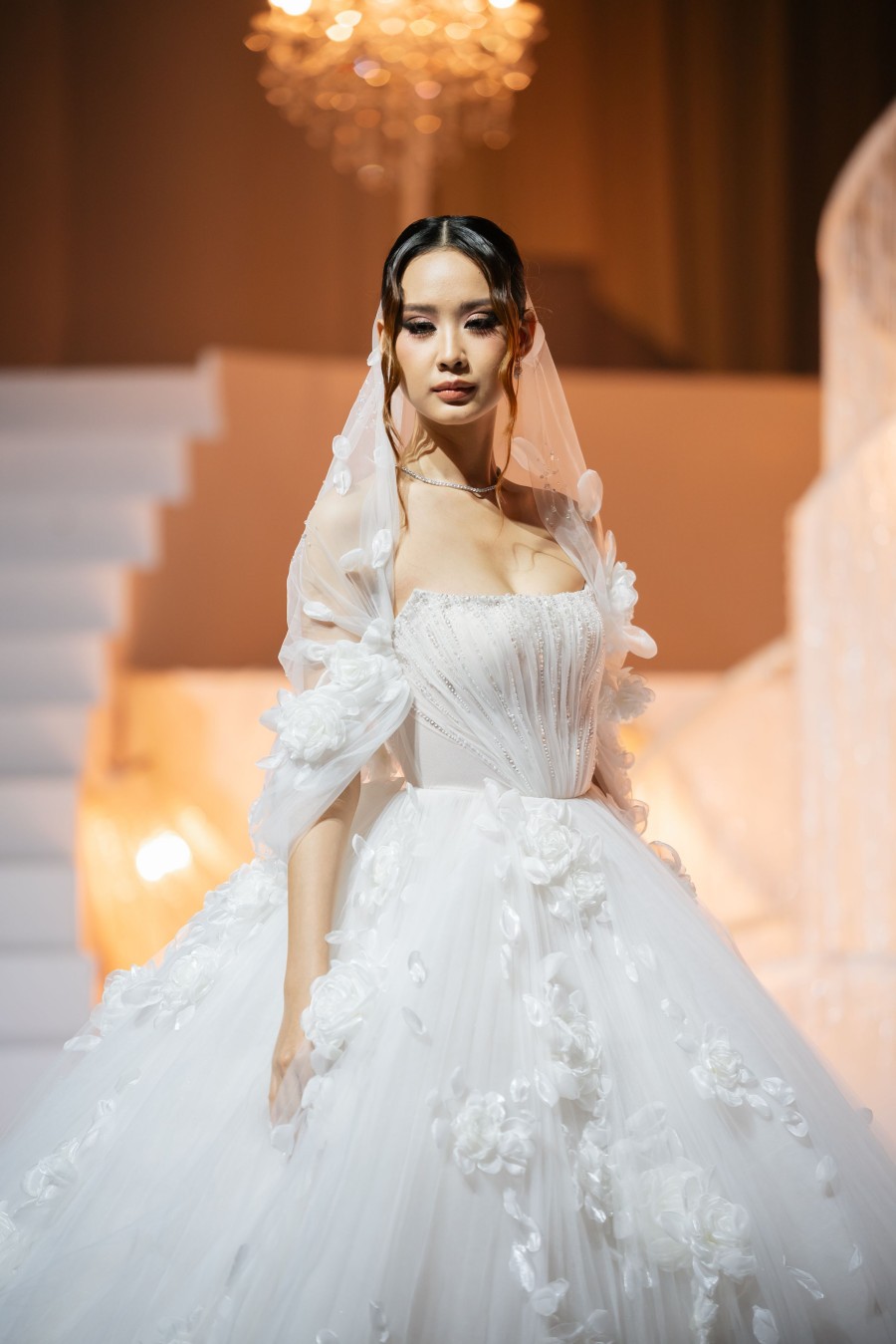 Hoa hậu Bảo Ngọc mở màn show diễn.