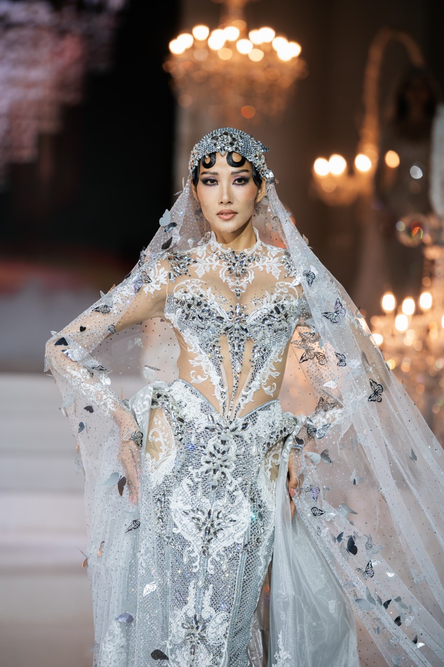 Á hậu Hoàng Thuỳ đảm nhận vị trí veddette