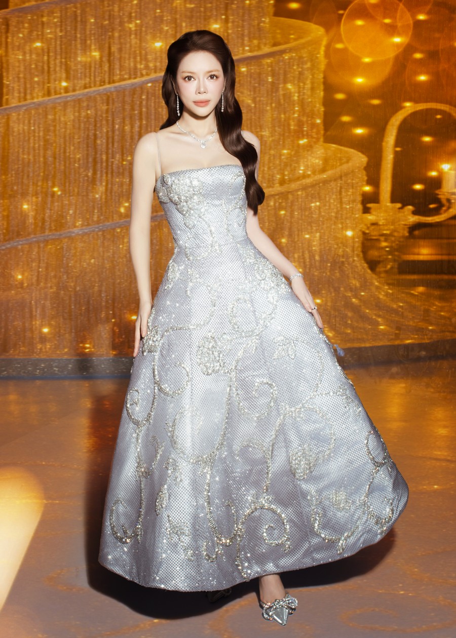Lý Nhã Kỳ khoe dáng trong bộ đầm corset làm bằng vải ép đá màu ánh bạc, tốn 160 giờ thực hiện với kỹ thuật thêu tay nổi 3D, đính hàng nghìn hạt cườm, đá pha lê tạo họa tiết hoa. 