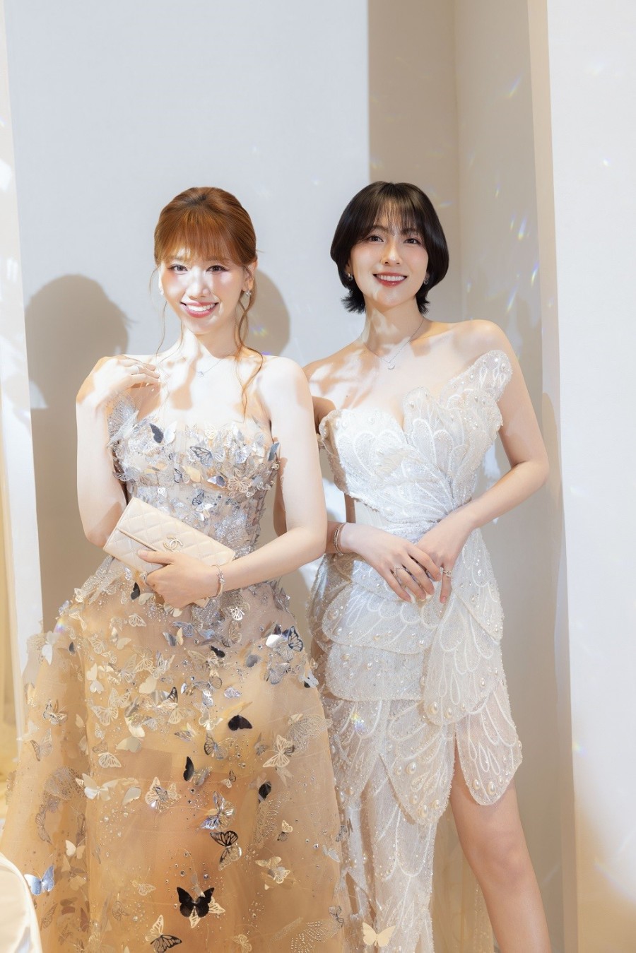 Hari Won và ca sĩ Hàn Quốc Kang Ji Young cùng chọn đầm đính cánh bướm cắt laser theo phong cách cổ tích.