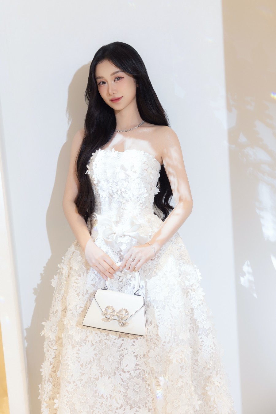 Jun Vũ toát lên vẻ nữ tính bằng bộ đầm ren quây ngực dáng công chúa.