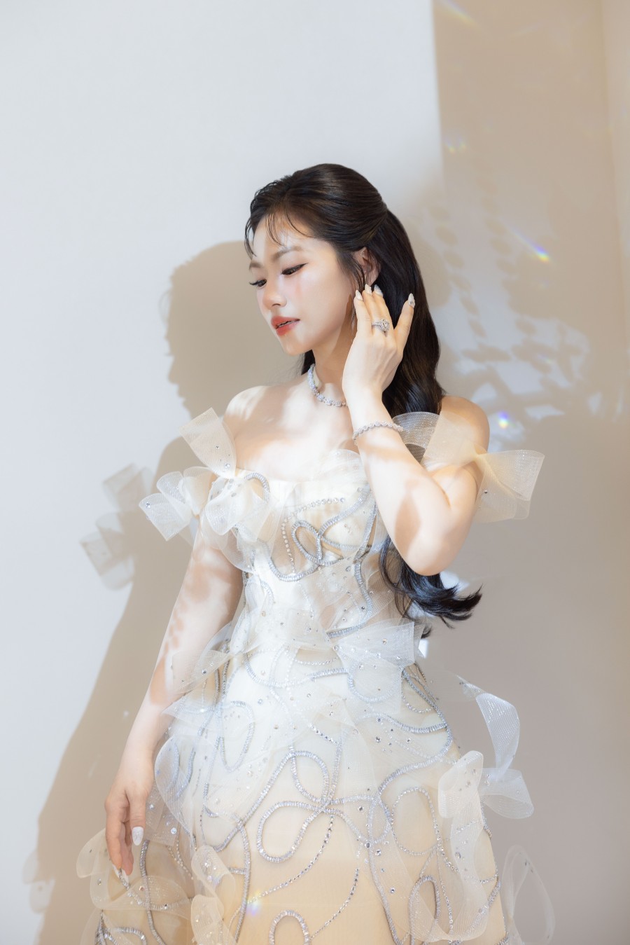 Ca sĩ Lương Bích Hữu khoe sắc với đầm đính nơ.