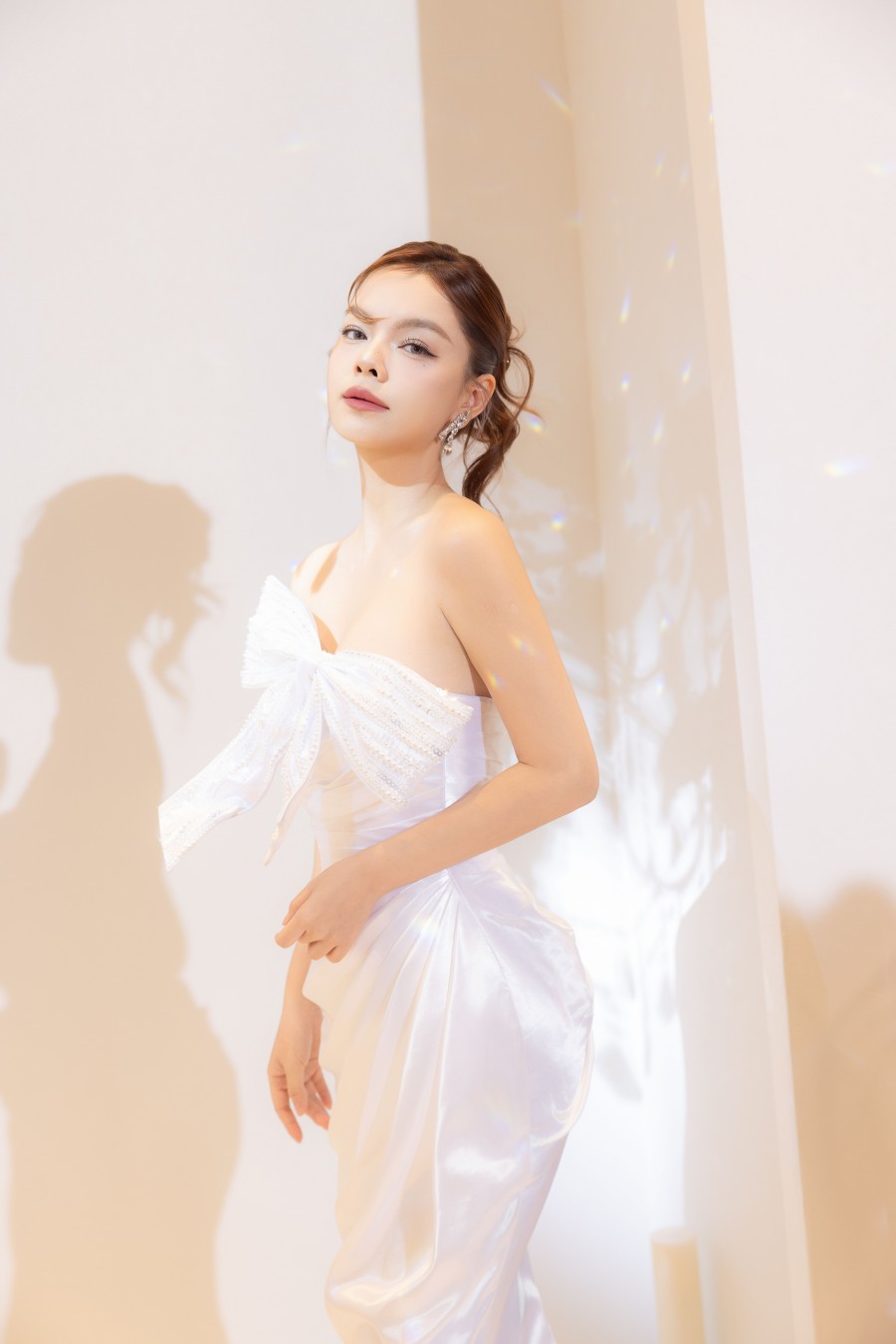 Phạm Quỳnh Anh diện đầm xếp nếp ở eo.