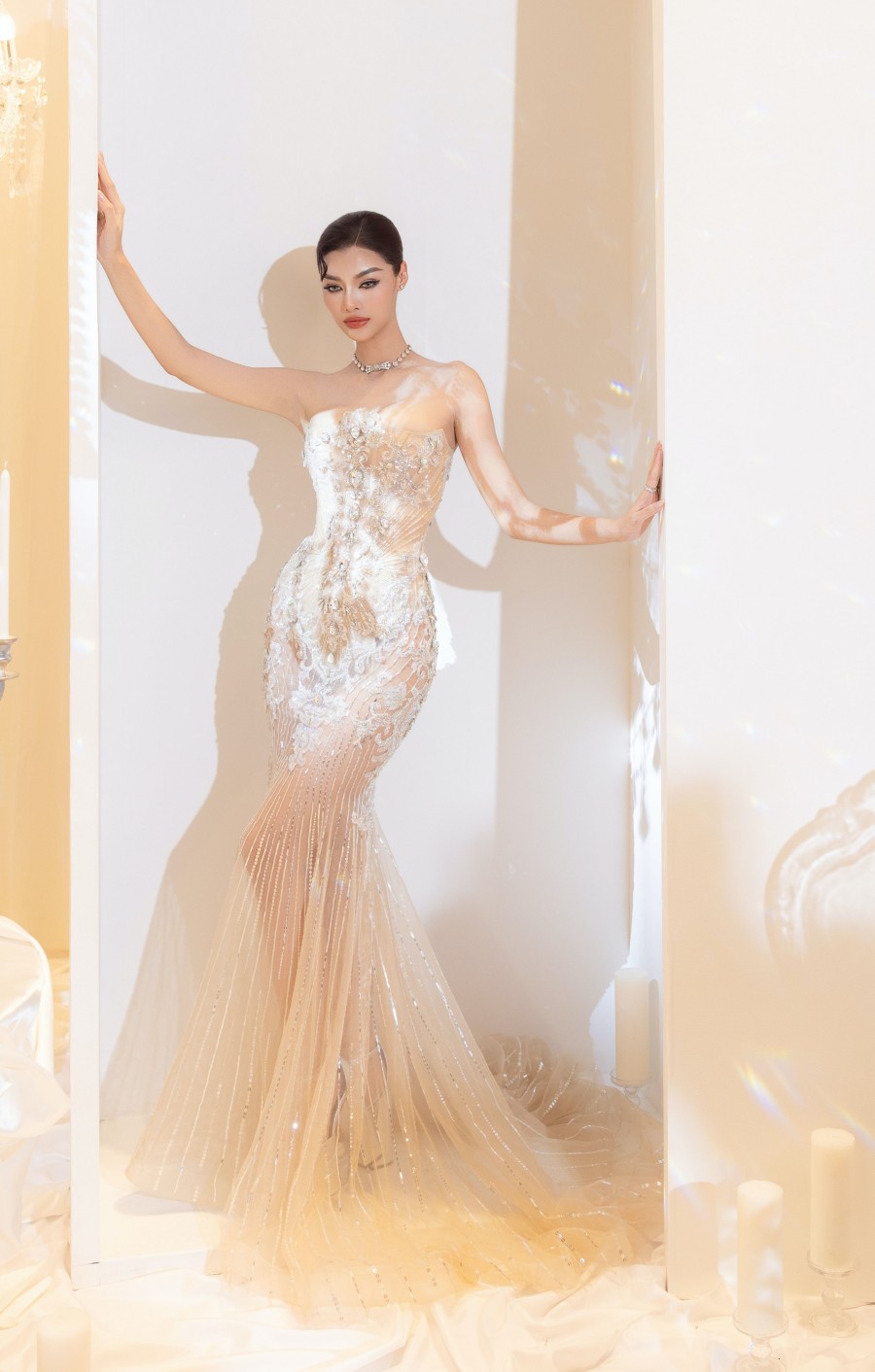 Á hậu Lona Kiều Loan tôn dáng với đầm đuôi cá xuyên thấu.
