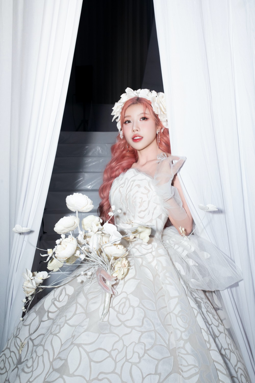 Trang Pháp thu hút khán giả ngay những giây đầu tiên xuất hiện bởi thần thái, sự tự tin dù diện thiết kế váy cưới với phần tà dài, khó di chuyển. 